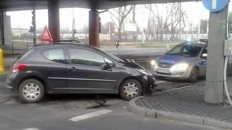 Zderzenie peugeota z fiatem pod Prymasa Tysiąclecia