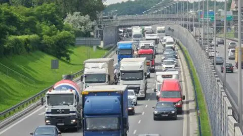 Trasa S8 stanęła po kolizji skody z tirem