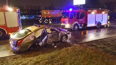 Auto uderzyło w mur. "Niemal się złamało". Są ranni