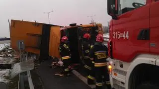 Na Toruńskiej przewrócił się tir. Piwo się wylało