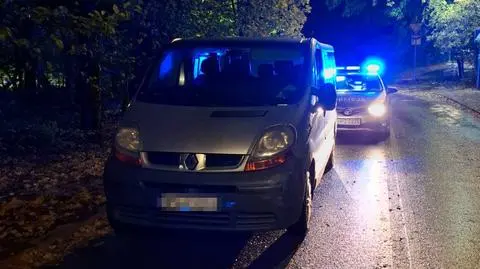 Policjanci zatrzymali do kontroli kierowcę renault 