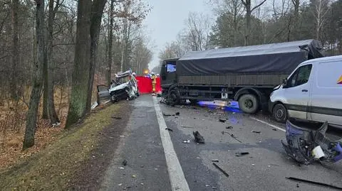 Wypadek z udziałem wojskowej ciężarówki. Jedna osoba nie żyje