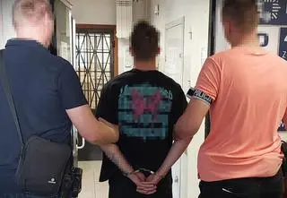 W kominiarkach wpadli na "osiemnastkę", pobili uczestników