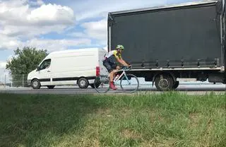 Niebezpieczna droga na popularną plażę w Nieporęcie