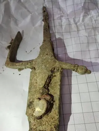 Z Wisły wyłowiono szablę