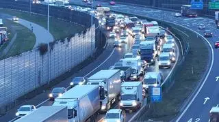 Ogromne korki pod Warszawą po zderzeniu dwóch aut