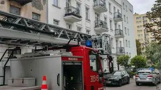 Stalowa belka zwisała z balkonu