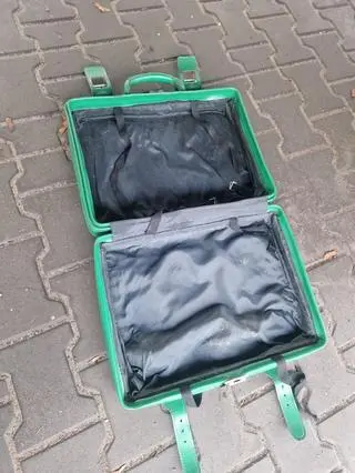 Walizka pod wiaduktem przy Rondzie Starzyńskiego