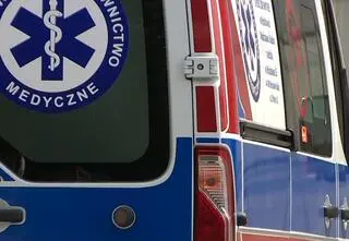 Agresywny 22-latek wybił szybę w karetce. Ratownicy przyjechali do jego dziadka
