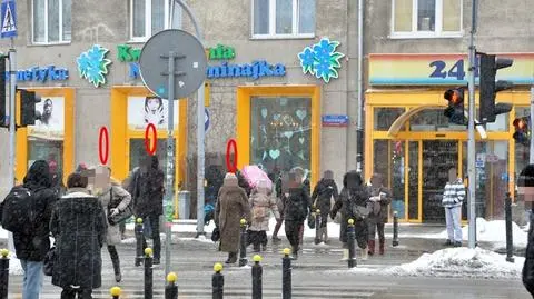 80 mandatów za przechodzenie na czerwonym 