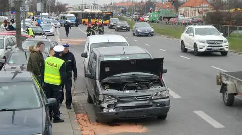 Zderzenie trzech aut na Przyczółkowej. Dwie ranne osoby