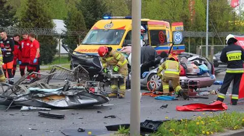 Poważny wypadek. Rozcinali zniszczone auto, by wydostać ranną