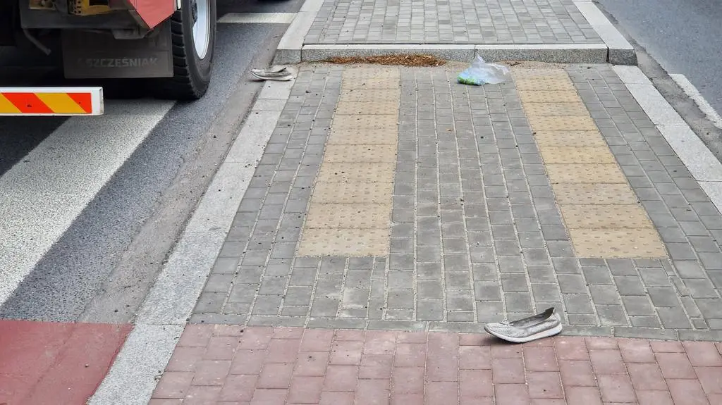 Siła uderzenia odrzuciła ją na kilkanaście metrów. Piesza zginęła