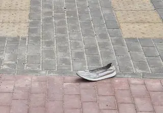 Siła uderzenia odrzuciła ją na kilkanaście metrów. Piesza zginęła