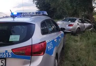 Dwa auta w rowie, kierujący pijani. Mieli ponad trzy promile