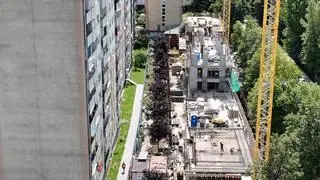 Nowy blok powstaje w bliskim odległości starego 