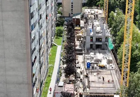 Nowy blok tuż pod oknami, milionowe długi i transakcje, którym przygląda się prokurator