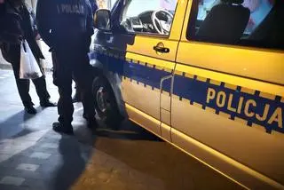 Policjant pomógł wyziębionemu mężczyźnie, który siedział na poboczu