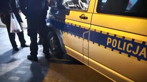 Policjant pomógł wyziębionemu mężczyźnie, który siedział na poboczu