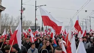 Uczestnicy Marszu Narodowców na moście Poniatowskiego 