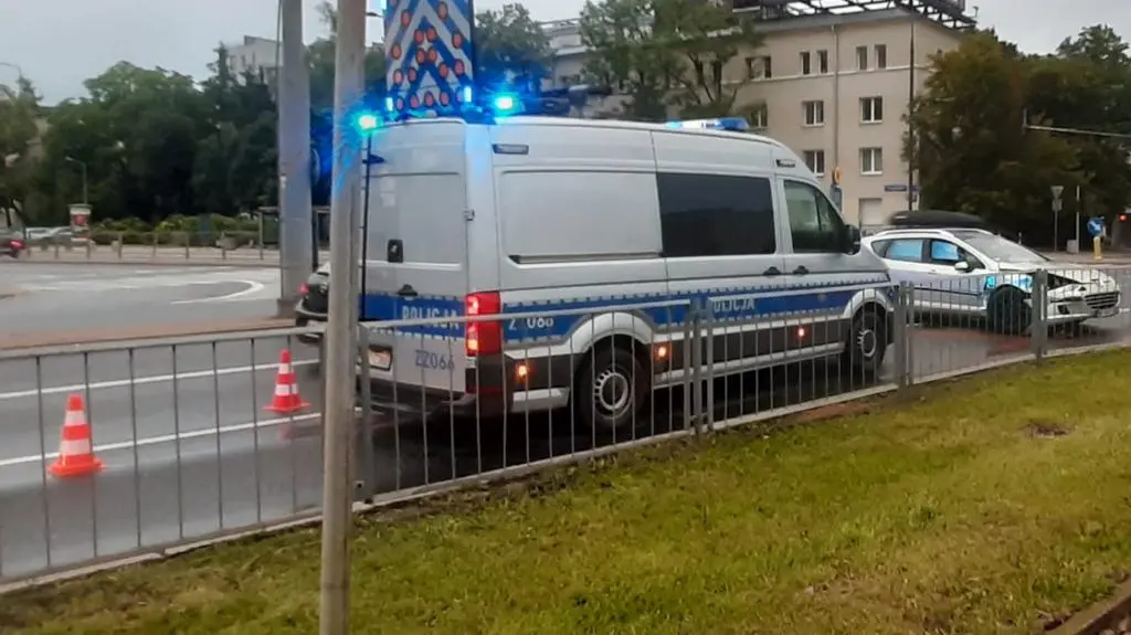 Po zderzeniu zostawił w aucie pasażera i się oddalił. Szukają kierowcy