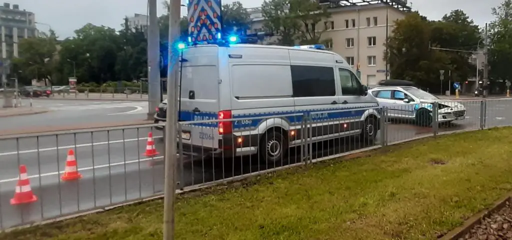 Po zderzeniu zostawił w aucie pasażera i się oddalił. Szukają kierowcy