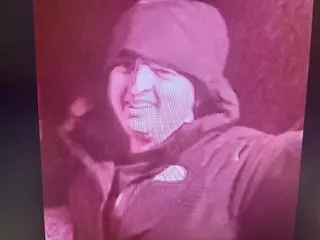 Policja publikuje wizerunek osób, które używały środki pirotechniczne na Marszu Niepodległości