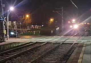 Czekał na przejeździe, nagle ruszył i uderzył w pociąg