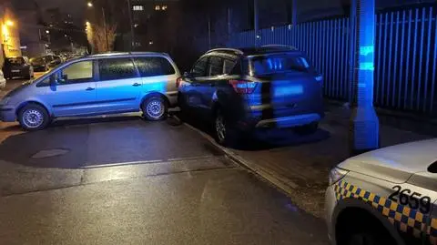 Nie zaciągnął ręcznego, auto zjechało na jezdnię i zablokowało ruch