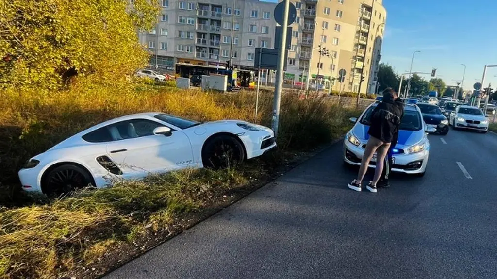 Porsche w rowie, bo kierowca "chciał popisać się przed pasażerką"