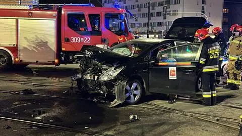 Dwa auta rozbite, zablokowane torowisko. Poważne zderzenie na Ochocie 