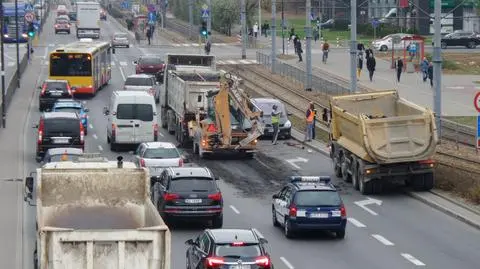 Ładunek wysypał się na jezdnię. Marynarska i Rzymowskiego stanęły
