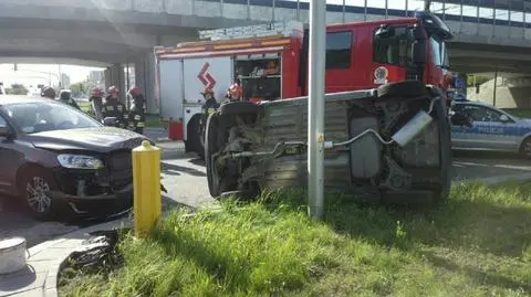 Wypadek na Broniewskiego. Ranna kobieta, auto na boku