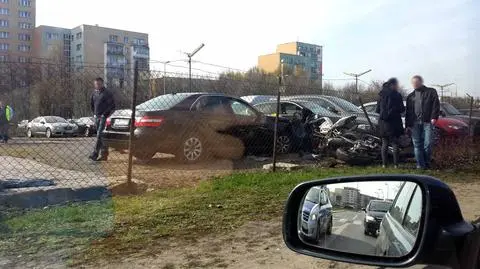 Wpadł na parking, uszkodził samochody i motocykle 
