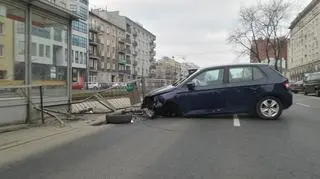 Auto uderzyło w barierki na Grochowskiej