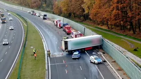 Tir wjechał w tył autobusu na S8. Dziewięć osób rannych