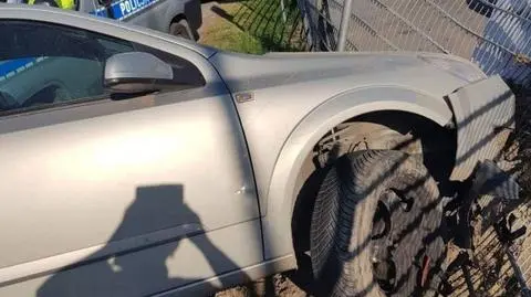 Pijane jechały po alkohol, uderzyły w ogrodzenie i uszkodziły trzy auta. Próbowały uciekać przed policją
