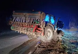 Po zderzeniu z traktorem zginął kierowca auta