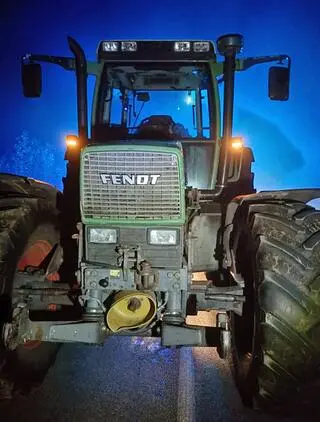 Policjanci zatrzymali traktor do kontroli 