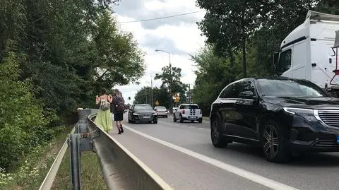 Obok pędzących aut, za barierą energochłonną i przez krzaki. Dojście na popularną plażę jak z koszmaru