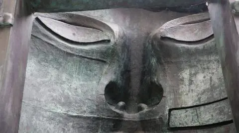 Monumentalna rzeźba "Tindaro" Igora Mitoraja na placu Trzech Krzyży w Warszawie