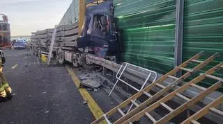 Kolizja ciężarówki z barierami na krajowej "7"