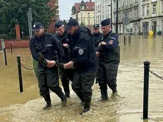 Stołeczni policjanci w pełnej gotowości do pomocy powodzianom. Nysa, 16 wrzesień