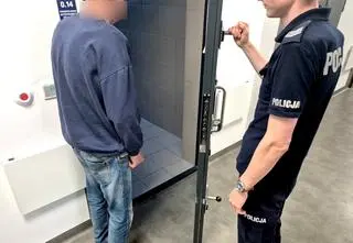 Wyskoczył z okna, złamał obie nogi, mimo to próbował uciekać