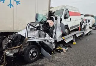 Kierowca lawety wbił się w stojącą ciężarówkę