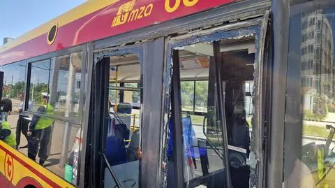 Kolizja z udziałem autobusu. Z drzwi niewiele zostało