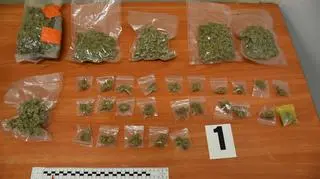 Policja zatrzymała podejrzanych o posiadanie narkotyków
