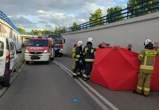 Nastolatki jechały hulajnogą, upadły na asfalt. Obie trafiły do szpitala
