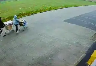 Włamanie do sklepu i spacer z łupem przez środek miasta