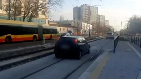 Samochód jadący po torowisku na ulicy Belwederskiej 